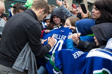 canuck player signing jersey